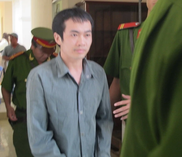 Các bị cáo công an cúi đầu xin lỗi gia đình bị hại ảnh 7